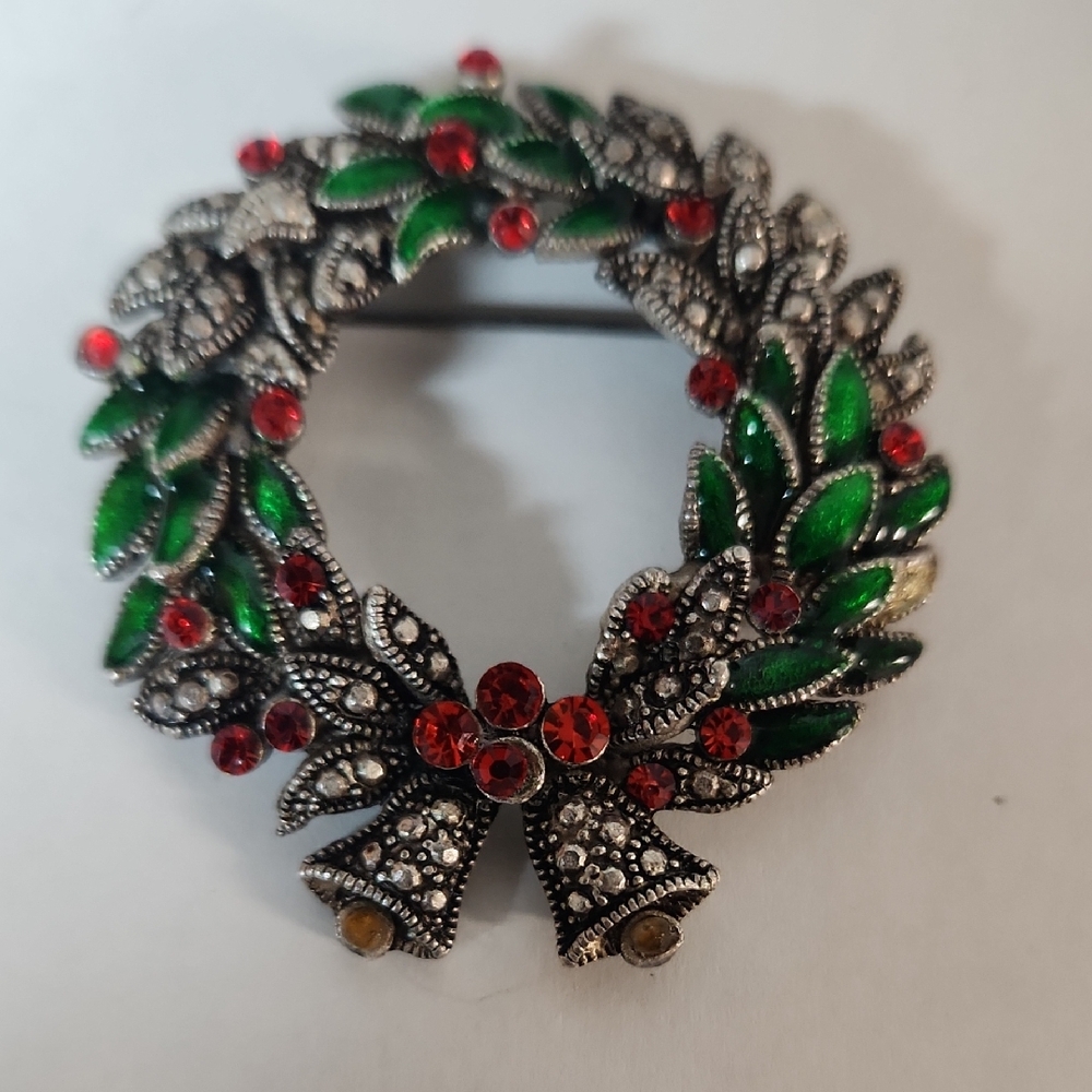 Elegant Green and Red Wreath Brooch